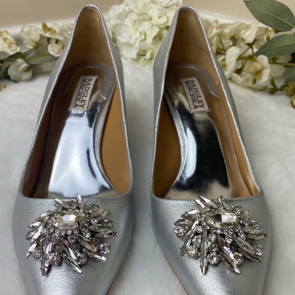 BADGLEY MISCHKA Silver  Crystal Embellished Pump sz 8.5 - Picture 3 of 5